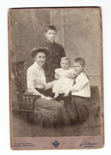 Fotografia Antoniego Halka-Ledóchowskiego z matką i rodzeństwem