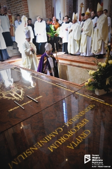 Pogrzeb arcybiskupa Zygmunta Kamińskiego, wejście do krypty biskupów, Szczecin 01.05.2010