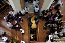 Pogrzeb arcybiskupa Zygmunta Kamińskiego, wejście do krypty biskupów, Szczecin 01.05.2010