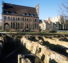 Fundamenty dawnej zabudowy na Podzamczu, Szczecin '95