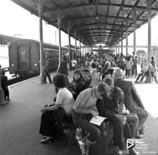 Dworzec PKP, pasażerowie na peronie, Szczecin '79