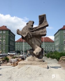 Przebudowa Alei Papieża Jana Pawła II, Rzeźba Gryfa na tle Urzędu Miasta, Szczecin '21