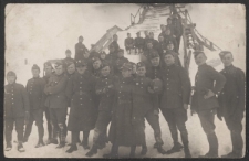 [Fotografia zbiorowa mężczyzn pełniących służbę wojskową].