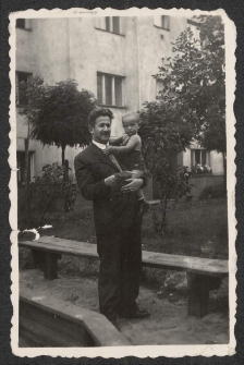 [Jerzy Borejsza z synem Jerzym przed blokiem na Żoliborzu].