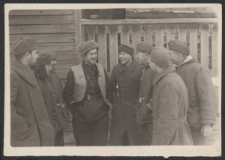 [Fotografia Jerzego Borejszy z jeńcami ze Śląska].