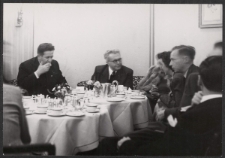 [Fotografia zbiorowa z Jerzym Borejszą wykonana na Konferencji Generalnej UNESCO].