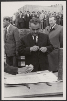 [Fotografia Stanisława Tołwińskiego podpisującego akt erekcyjny pod budowę Domu Słowa Polskiego].