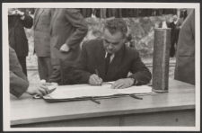 [Fotografia Stanisława Tołwińskiego podpisującego akt erekcyjny pod budowę Domu Słowa Polskiego].