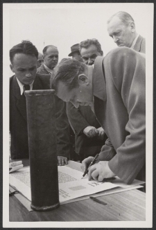 [Fotografia Antoniego Korzyckiego (?) podpisującego akt erekcyjny pod budowę Domu Słowa Polskiego].