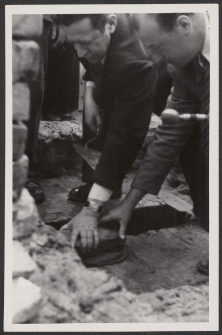 [Fotografia Jerzego Borejszy i Antoniego Korzyckiego (?) wmurowujących kamień węgielny pod budowę Domu Słowa Polskiego].