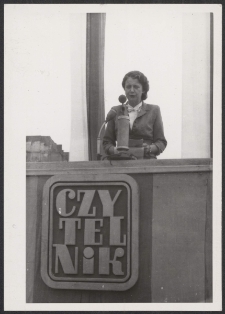 [Fotografia niezidentyfikowanej kobiety przemawiającej podczas uroczystości wmurowania kamienia węgielnego pod budowę Domu Słowa Polskiego].