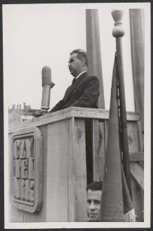 [Fotografia Stanisława Tołwińskiego przemawiającego podczas uroczystości wmurowania kamienia węgielnego pod budowę Domu Słowa Polskiego].