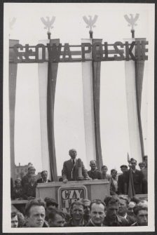 [Fotografia zbiorowa wykonana podczas uroczystośći wmurowania kamienia węgielnego pod budowę Domu Słowa Polskiego].