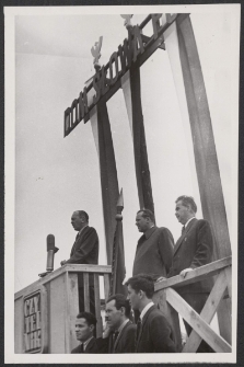 [Fotografia zbiorowa ze Stanisławem Tołwińskim i Antonim Korzyckim (?) wykonana podczas uroczystości wmurowania kamienia węgielnego pod budowę Domu Słowa Polskiego].