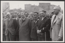 [Fotografia zbiorowa ze Stanisławem Tołwińskim i Antonim Korzyckim (?) wykonana podczas uroczystości wmurowania kamienia węgielnego pod budowę Domu Słowa Polskiego].