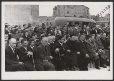 [Fotografia zbiorowa wykonana podczas uroczystośći wmurowania kamienia węgielnego pod budowę Domu Słowa Polskiego].