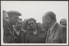 [Fotografia zbiorowa z Michałem Kaczorowskim wykonana podczas uroczystości wmurowania kamienia węgielnego pod budowę Domu Słowa Polskiego].