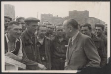 [Fotografia zbiorowa z Michałem Kaczorowskim wykonana podczas uroczystości wmurowania kamienia węgielnego pod budowę Domu Słowa Polskiego].