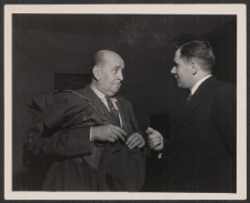 [Fotografia dwóch niezidentyfikowanych mężczyzn wykonana podczas obrad Komisji Edukacji i Kultury ONZ w Paryżu].