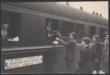 [Fotografia Jerzego Borejszy jadącego na II Światowy Kongres Obrońc&oacute;w Pokoju w Paryżu].