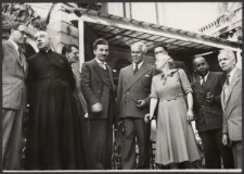 [Fotografia Jeana Brullera, Jorge Amado, Ambrogio Doniniego, Anny Seghers, Gabriela d'Arboussiera i Louise'a Aragona].