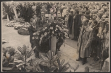 [Fotografia delegacji polskiej skladającej wieniec wykonana w Berlinie].