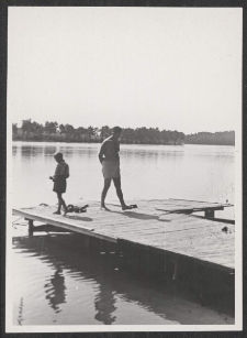 Jerzy Borejsza na drewnianym pomoście nad Jeziorem Nidzkim