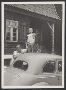 [Jerzy Borejsza przed domem w Rucianem]