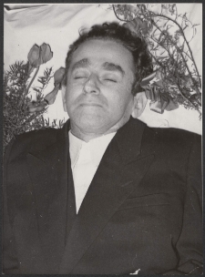 [Jerzy Borejsza w trumnie- zbliżenie]