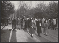 [Kondukt pogrzebowy na Cmentarzu Powązkowskim - odznaczenia państwowe (ujęcie z lewe)]