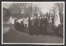 [Józef Cyrankiewicz, Jakub Berman i Edward Ochab oraz inni działacze komunistyczni stoją przy miejscu pochówku]