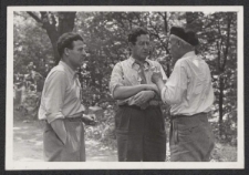 [Jerzy Borejsza rozmawia z nieznanym mężczyzną w berecie, po lewej stoi nieznany drugi mężczyzna]