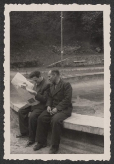 [Żegiestów-Zdrój, Fontanna przy Domu Zdrojowym "Karolówka". Jerzy Borejsza i jego kierowcai]