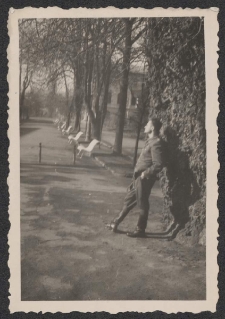 [Krynica-Zdrój, Jan Gerhard w alei drzew na plantach]