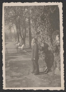 [Krynica-Zdrój, kierowca Borejszy w alei drzew na plantach]