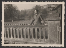 [Krynica-Zdrój, Jan Gerhard na moście przy bulwarach nad Kryniczanką]