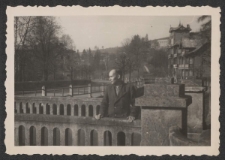 [Krynica-Zdrój, kierowca Borejszy na moście przy bulwarach nad Kryniczanką]