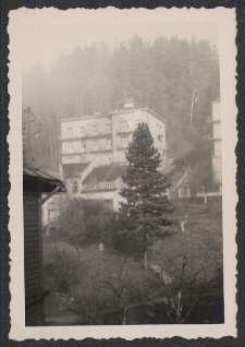 [Krynica-Zdrój, widok na budynek ośrodeka wypoczynkowego]