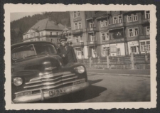 [Krynica-Zdrój, kierowca Borejszy przy samochodzie osobowym]