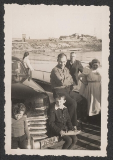 [Kierowca Jerzego Borejszy i samochod osobowy na promie]