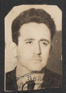 Zdjęcie legitymacyjne z 1941 roku z pieczątką