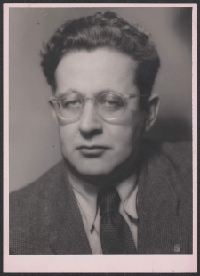 [Portret Jerzego Borejszy w okularach]