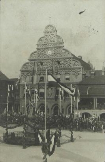 [Stargard in Pommern, Rathaus und Kriegerdenkmal]